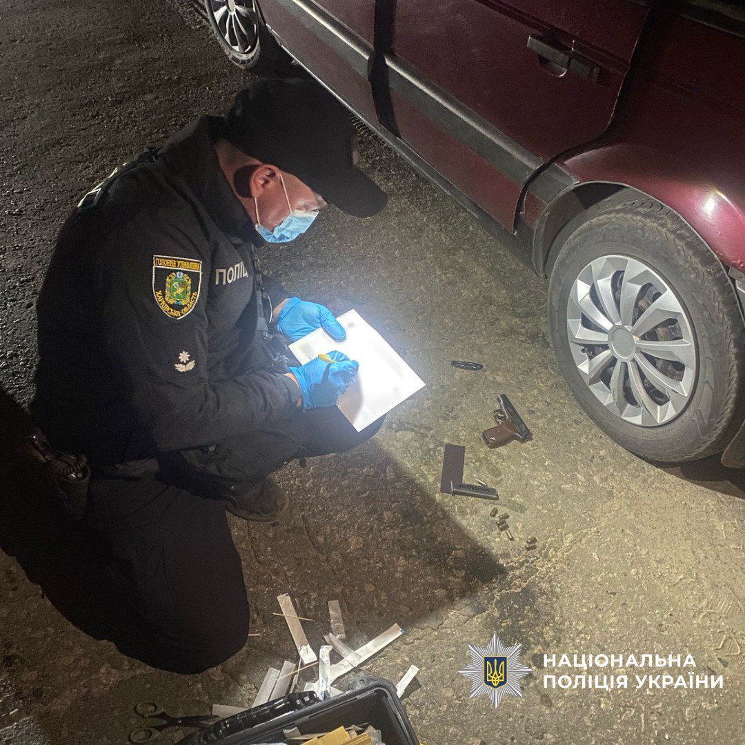 Погрожував пістолетом правоохоронцям серійний крадій у забитому боєприпасами таксі: Новини Харкова